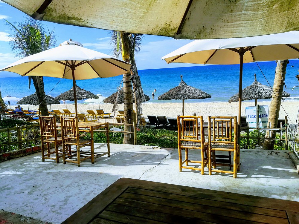 C'est un endroit incroyable !, Situé au calme un peu à l'écart de la grande plage très fréquentée. Vous mangerez des plats de qualité, et le rapport qualité prix et lui aussi incroyable !, les pieds dans le sable, ou presque, ma femme et moi avons passé un moment magique que nous n'oublierons pas.